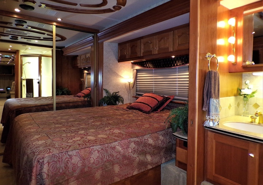 2005 Country Coach Allure 470 Series Mckenzie Bridge - Image 49