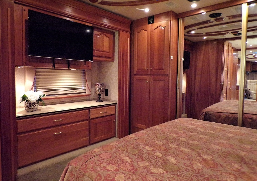 2005 Country Coach Allure 470 Series Mckenzie Bridge - Image 50