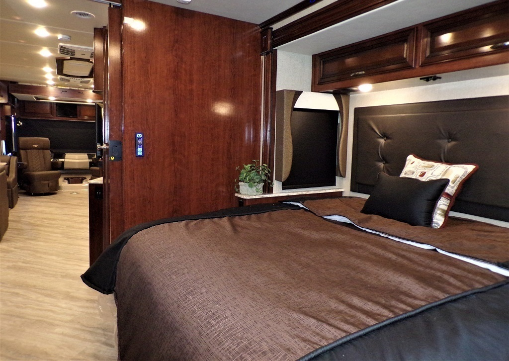 2019 Fleetwood Bounder 35K - Image 48
