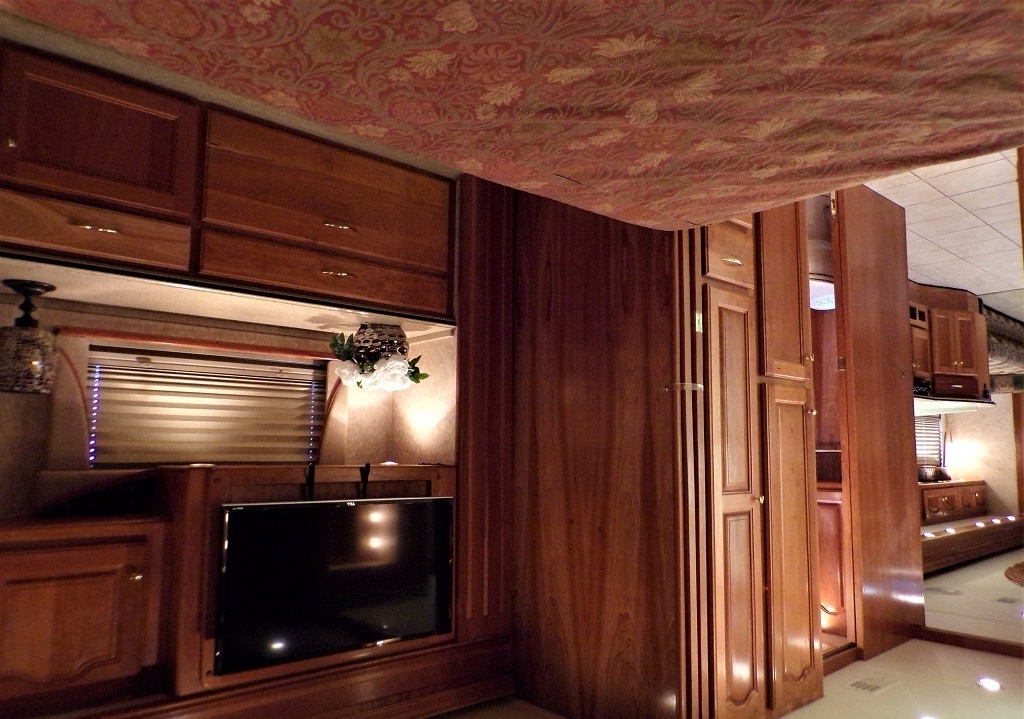 2005 Country Coach Allure 470 Series Mckenzie Bridge - Image 51