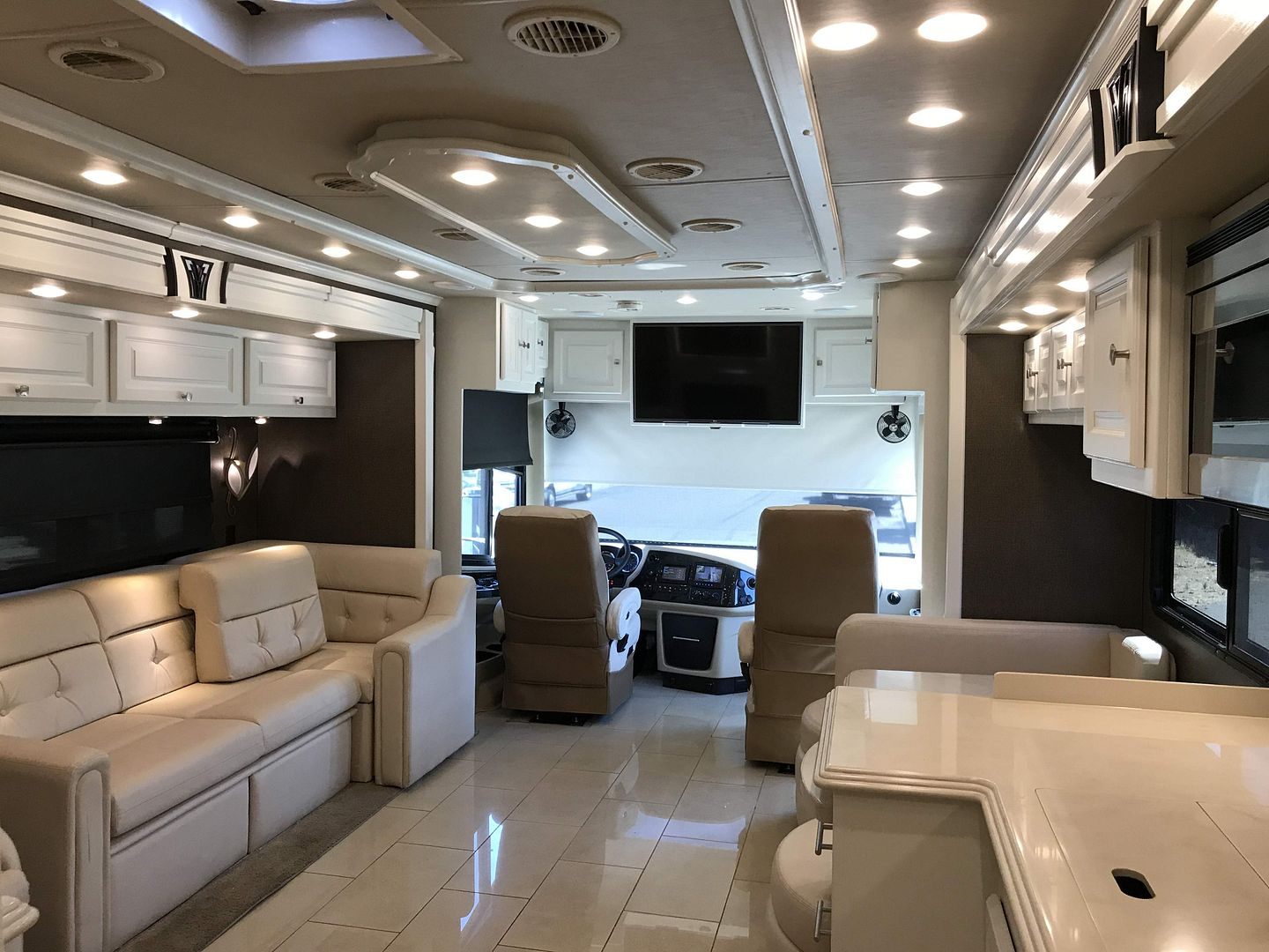 2016 Tiffin Phaeton 40AH - Image 54