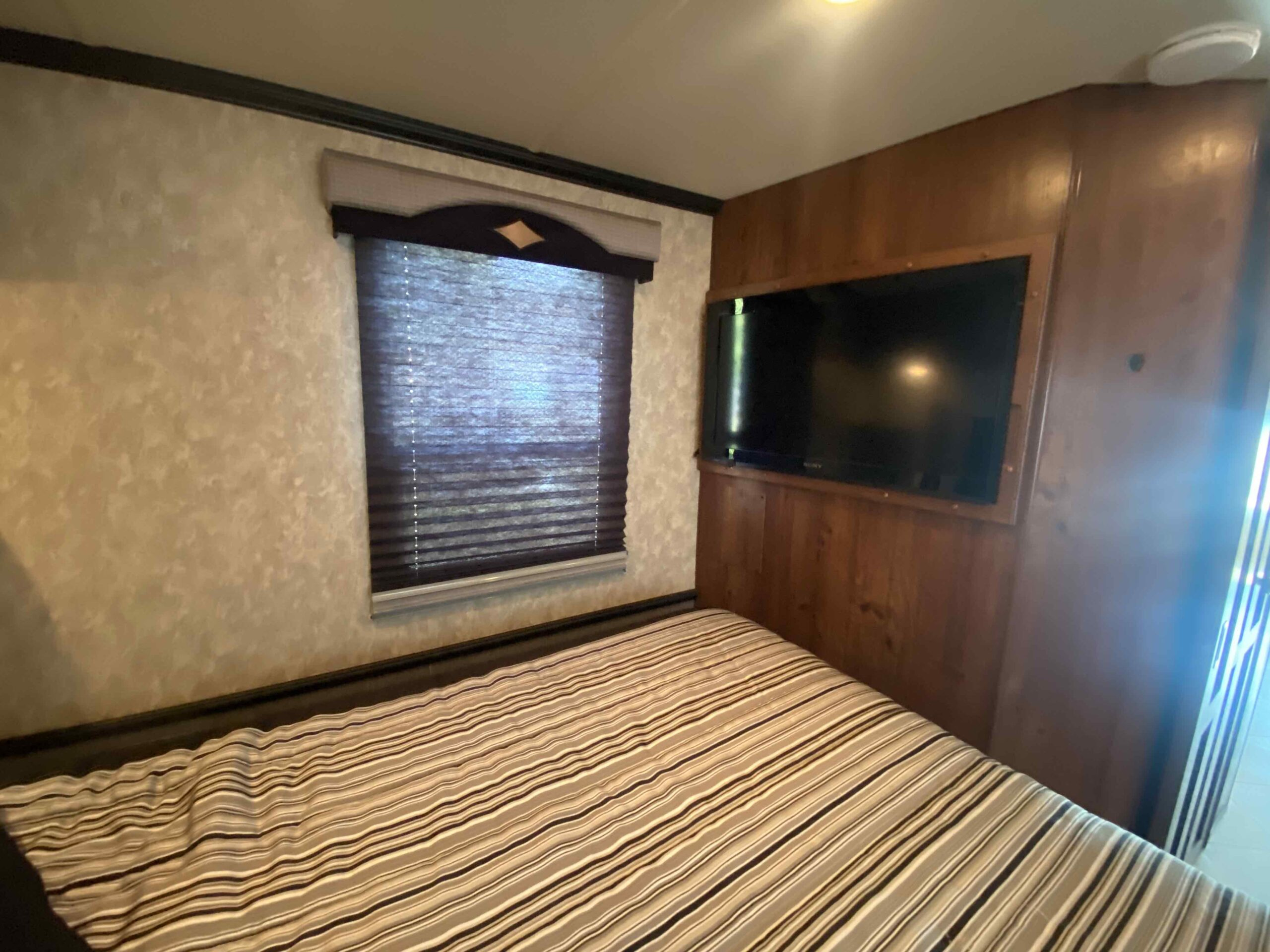 2013 Fleetwood Excursion 33A - Image 53