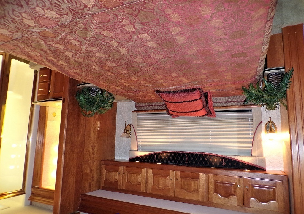 2005 Country Coach Allure 470 Series Mckenzie Bridge - Image 52