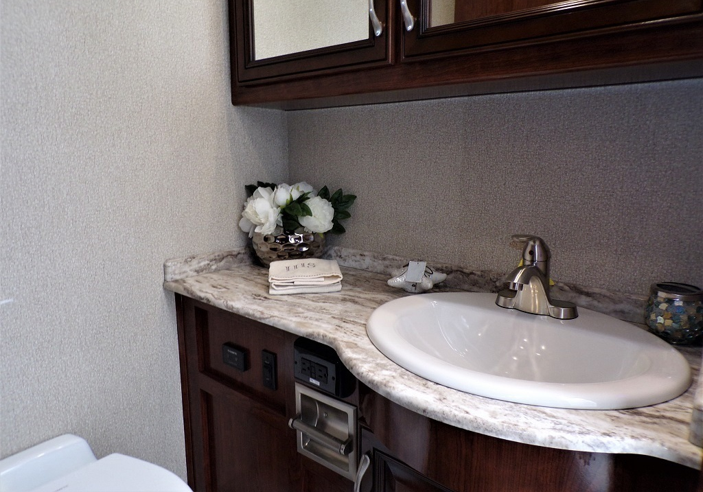 2019 Fleetwood Bounder 35K - Image 50