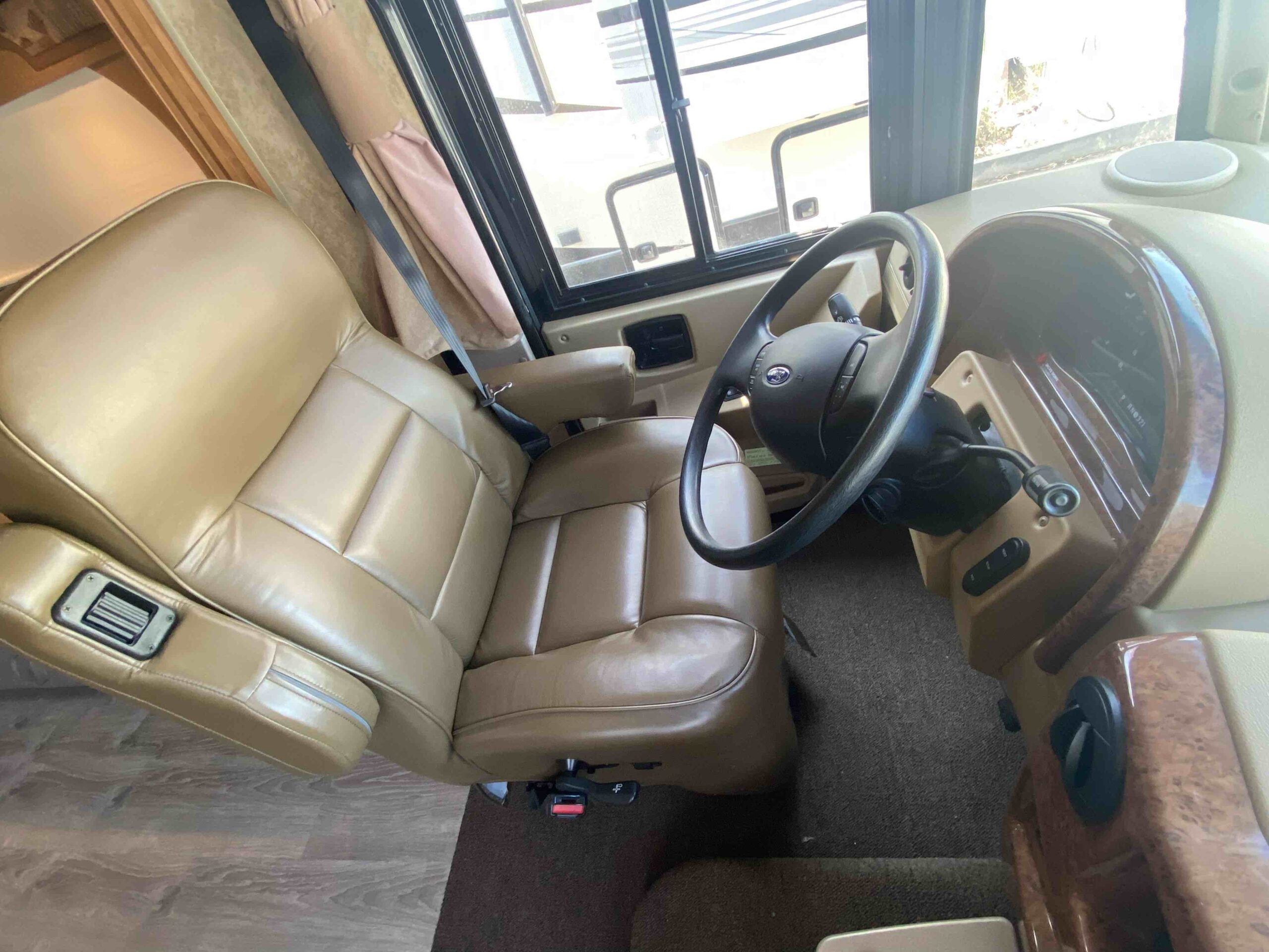 2011 Itasca Suncruiser 35P - Image 6