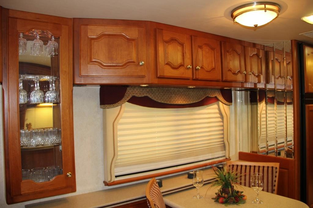 2004 Country Coach Intrigue Suite Escape - Image 32
