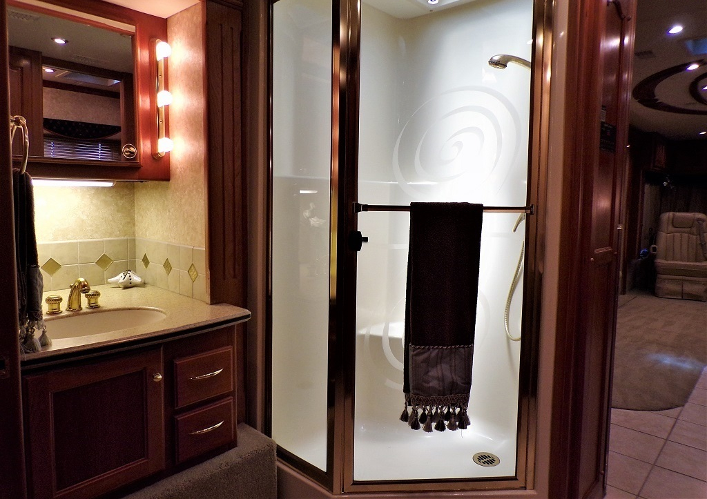 2005 Country Coach Allure 470 Series Mckenzie Bridge - Image 5