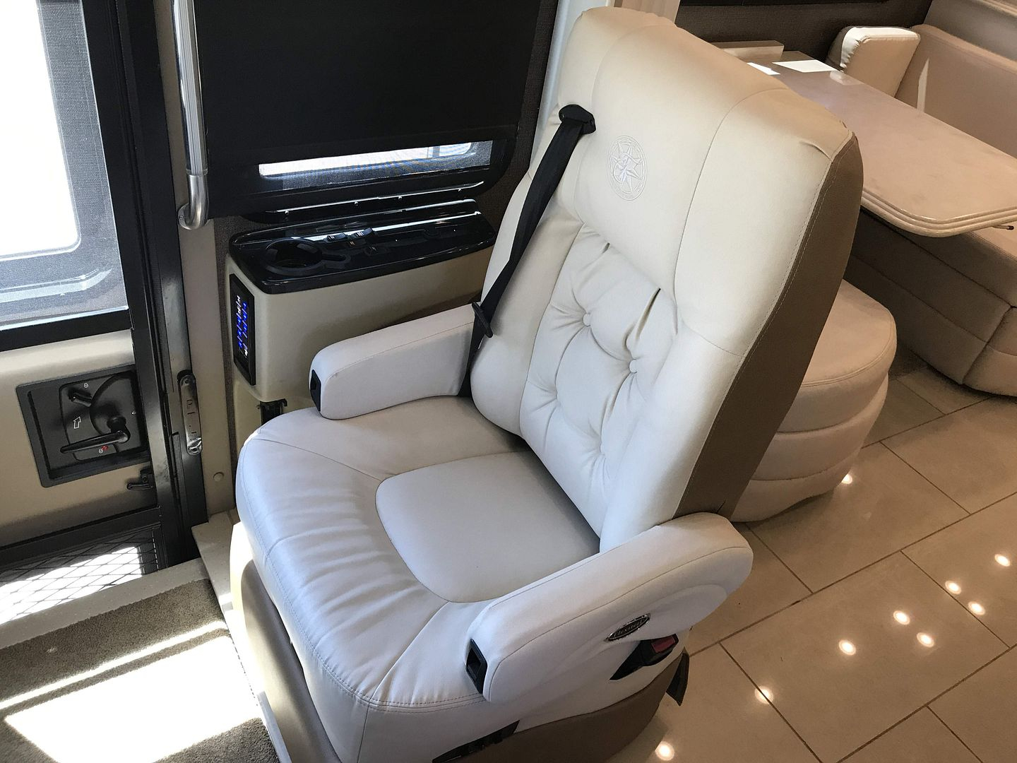 2016 Tiffin Phaeton 40AH - Image 58