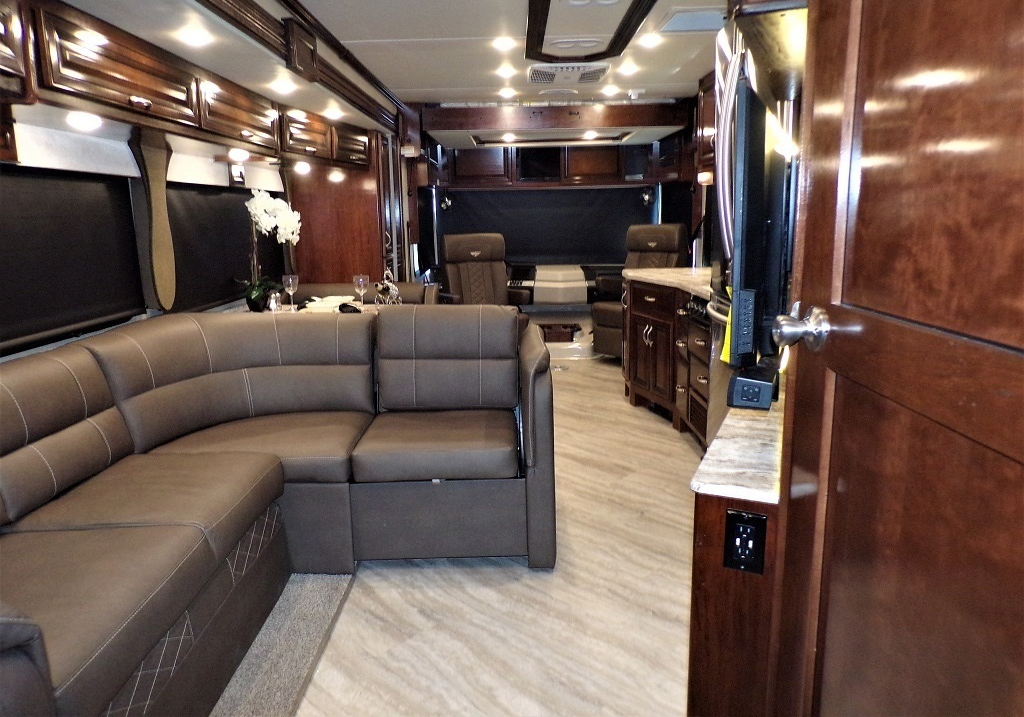 2019 Fleetwood Bounder 35K - Image 54