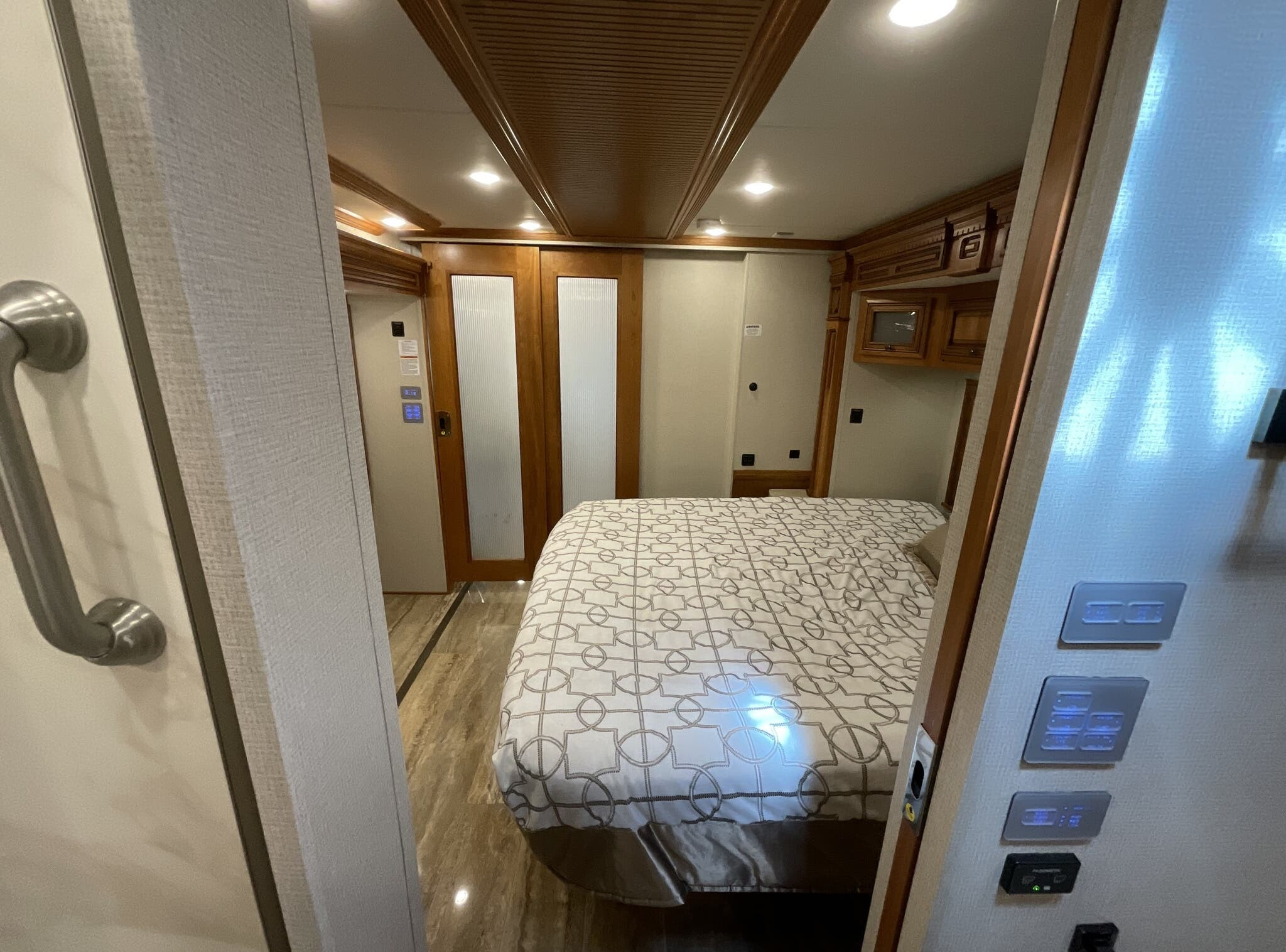2019 Newmar Dutch Star 4018 - Image 6