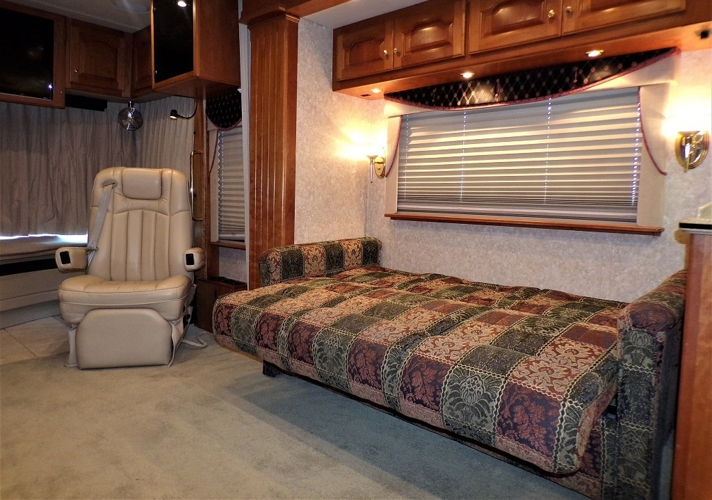 2005 Country Coach Allure 470 Series Mckenzie Bridge - Image 9