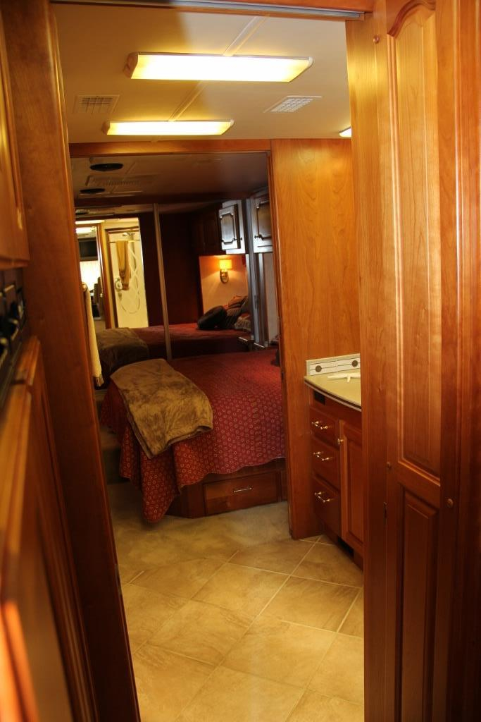 2004 Country Coach Intrigue Suite Escape - Image 38