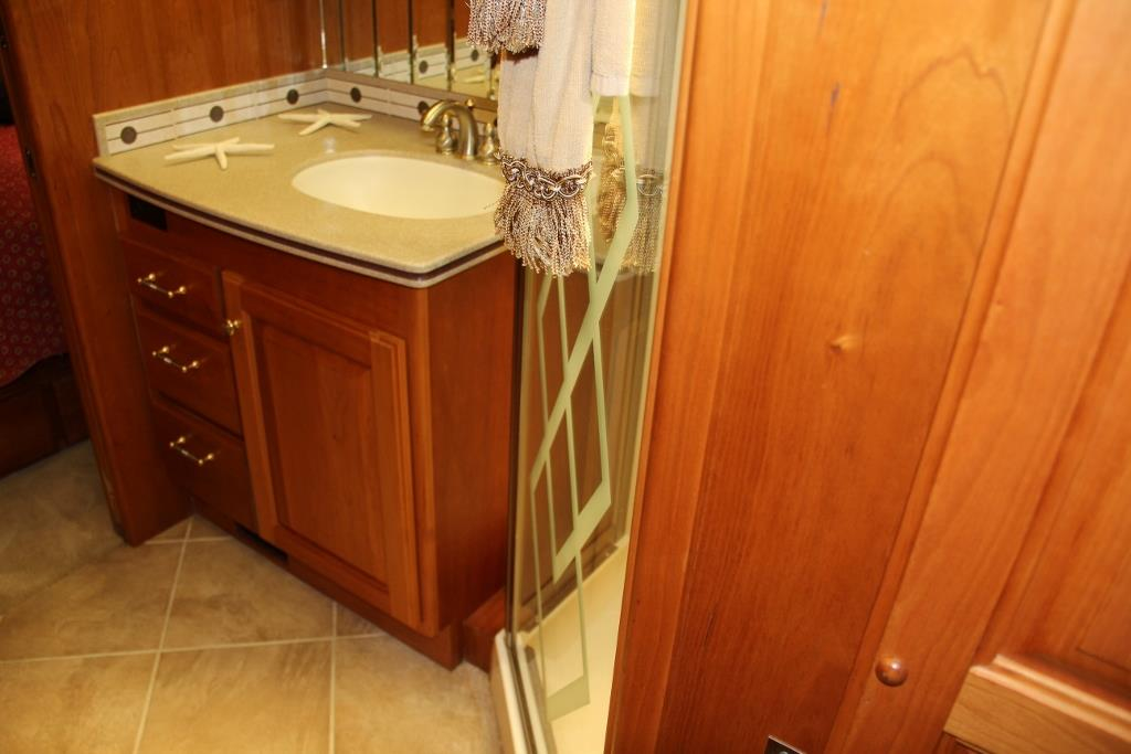 2004 Country Coach Intrigue Suite Escape - Image 40