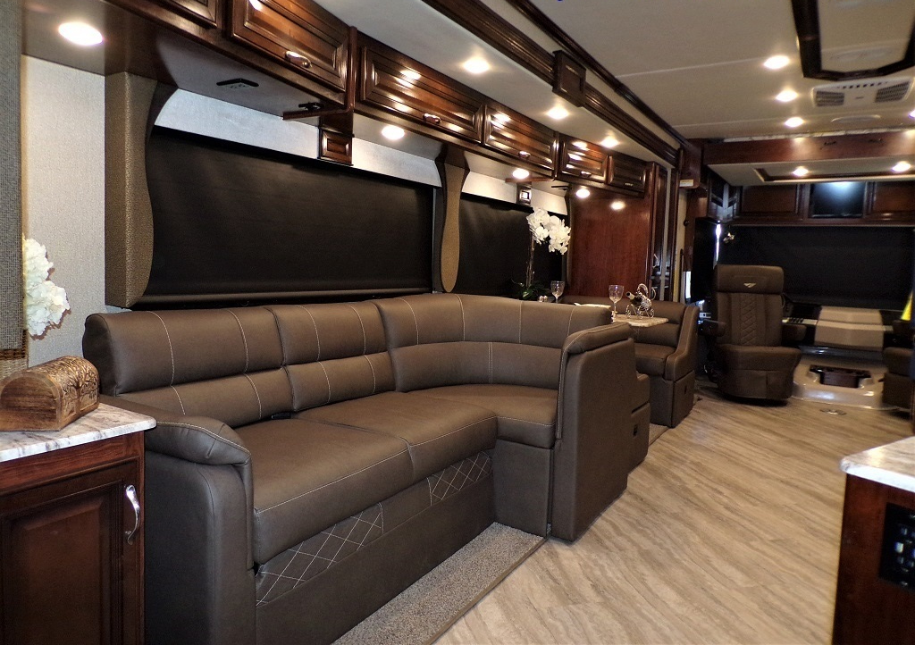 2019 Fleetwood Bounder 35K - Image 5