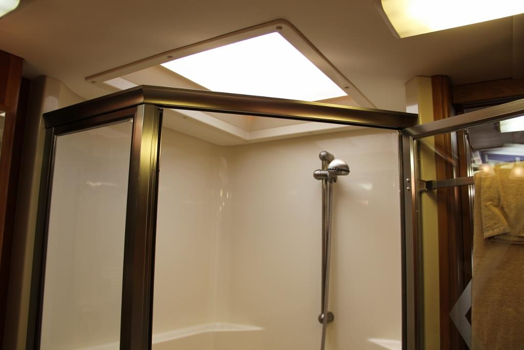 2004 Country Coach Intrigue Suite Escape - Image 41