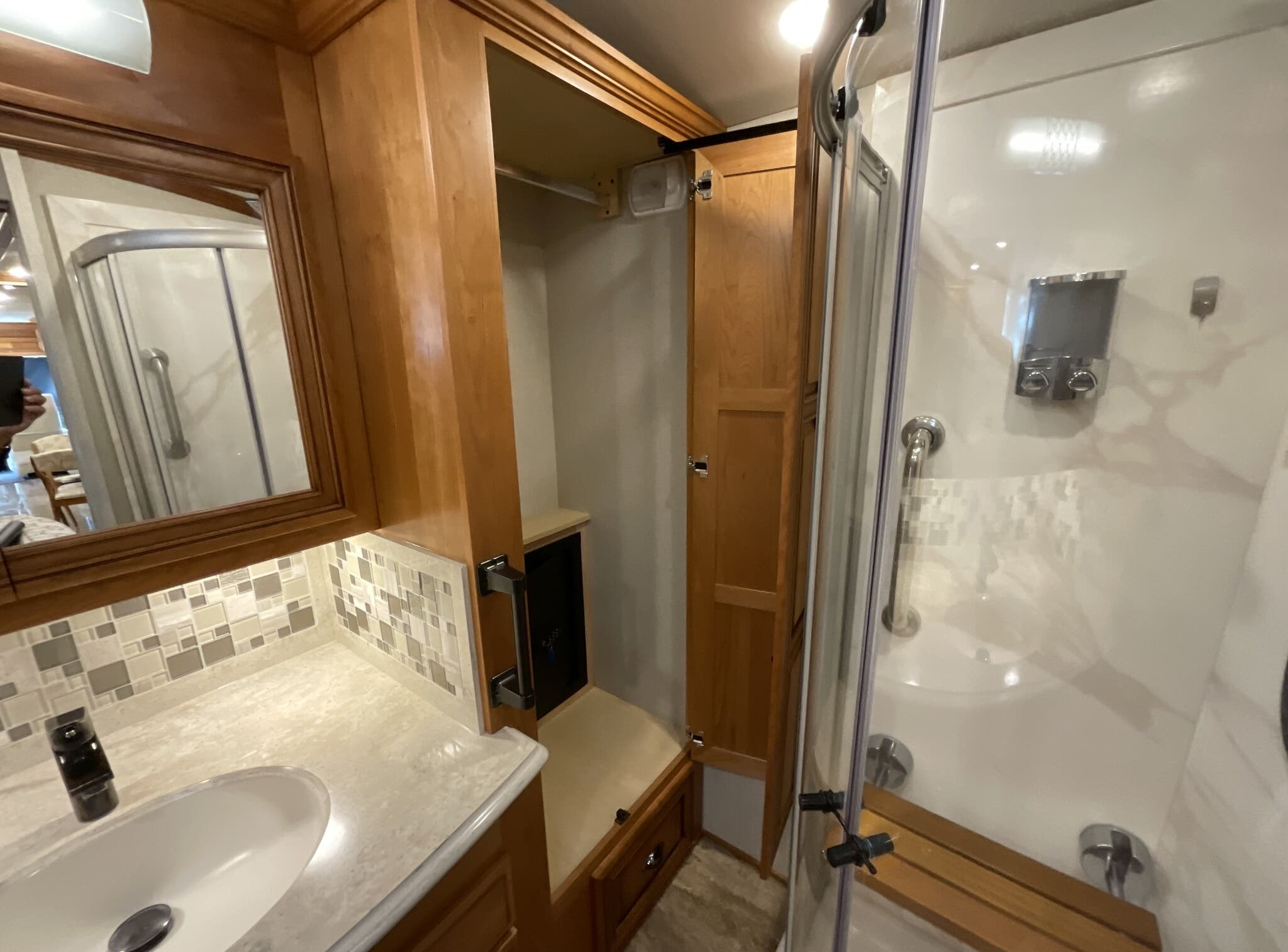 2019 Newmar Dutch Star 4018 - Image 12