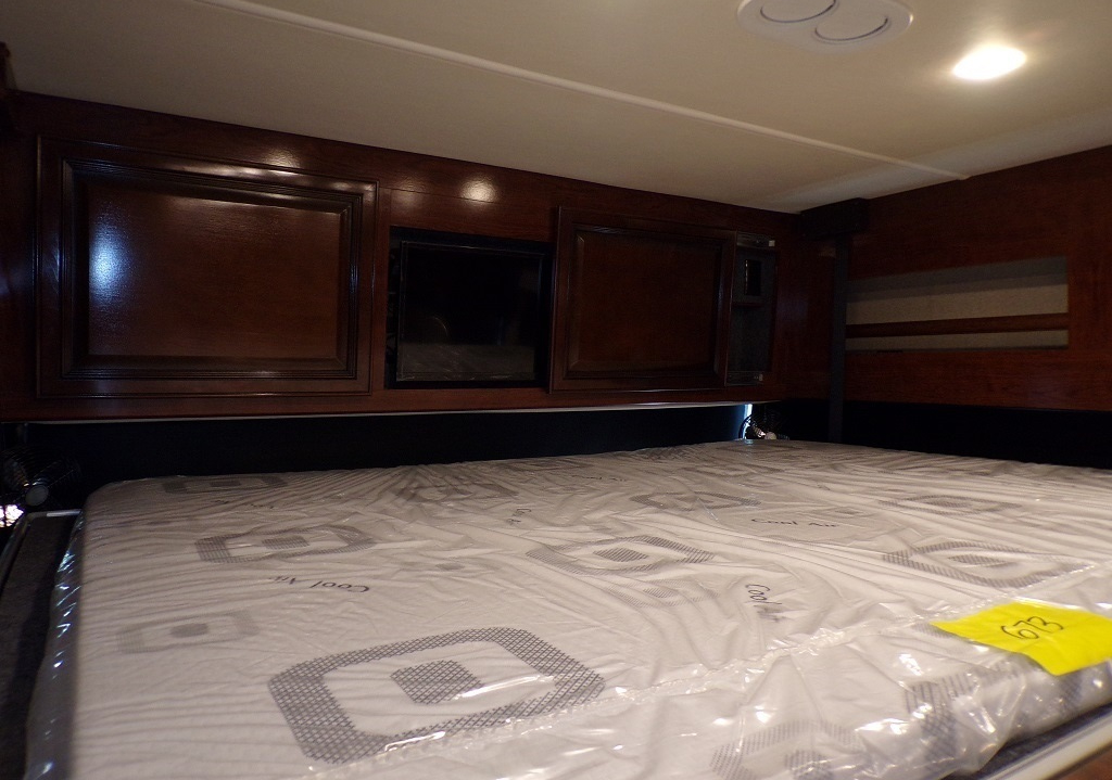 2019 Fleetwood Bounder 35K - Image 8