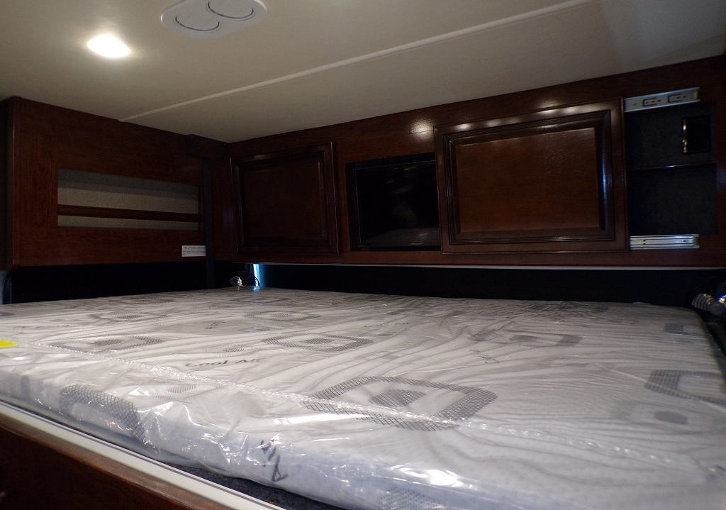 2019 Fleetwood Bounder 35K - Image 9