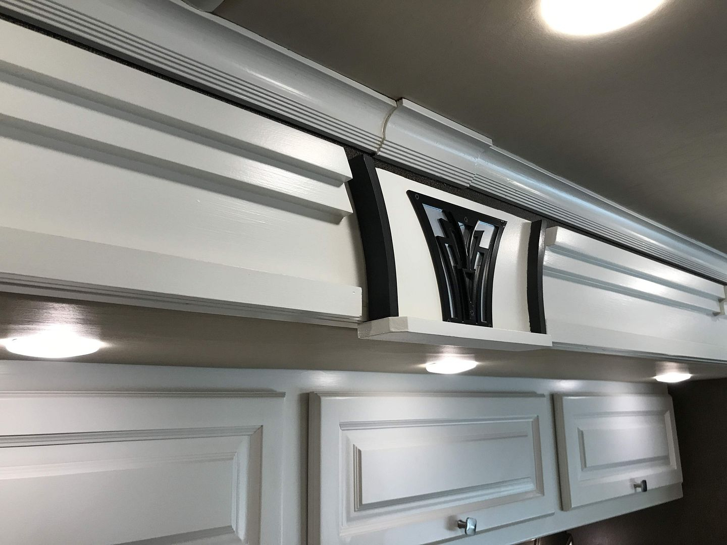 2016 Tiffin Phaeton 40AH - Image 8