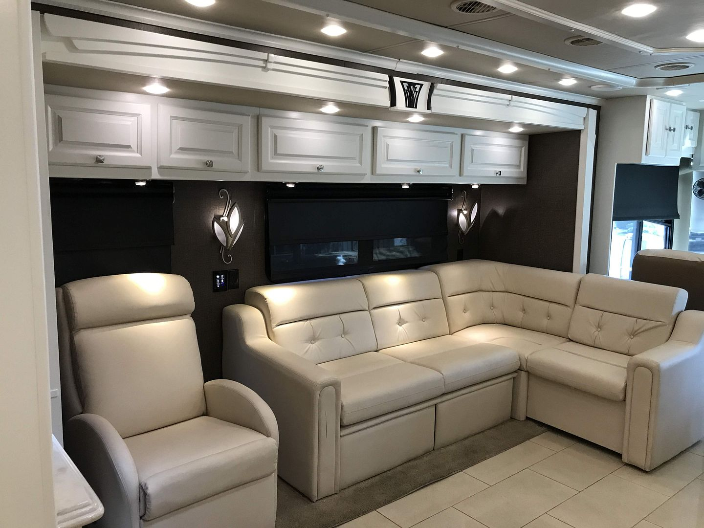 2016 Tiffin Phaeton 40AH - Image 9