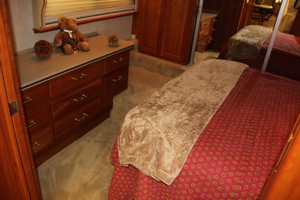 2004 Country Coach Intrigue Suite Escape - Image 47