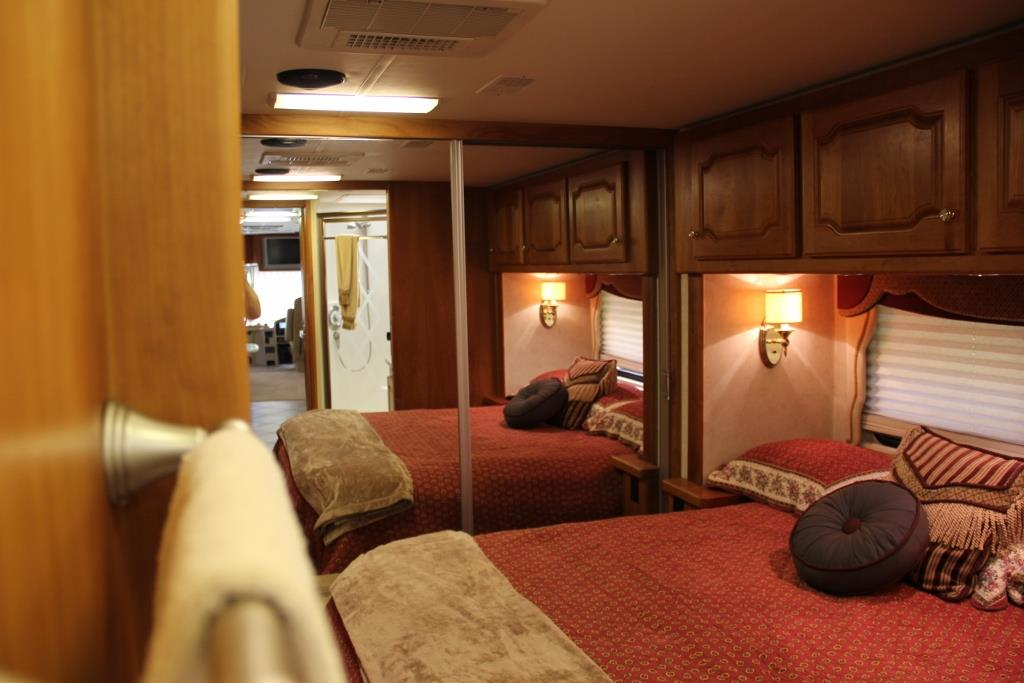 2004 Country Coach Intrigue Suite Escape - Image 48