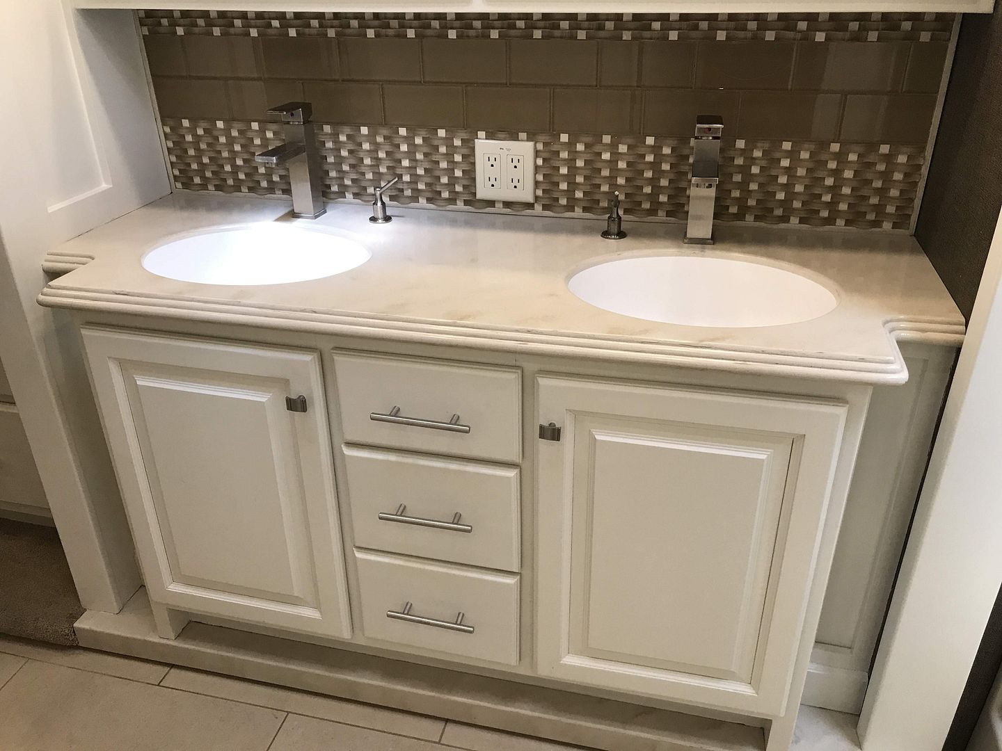 2016 Tiffin Phaeton 40AH - Image 13