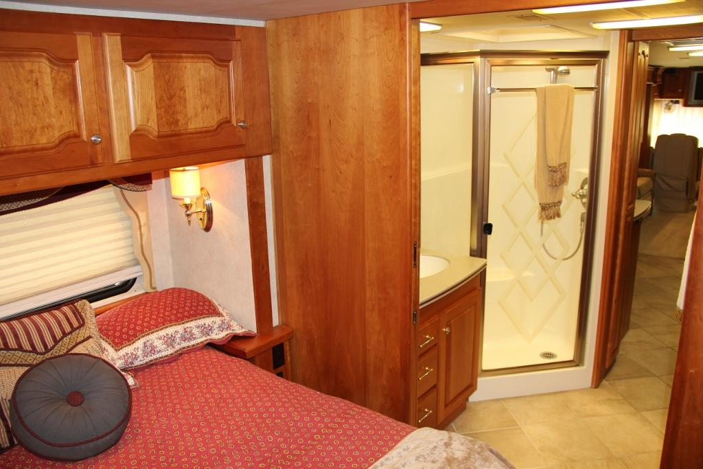 2004 Country Coach Intrigue Suite Escape - Image 50