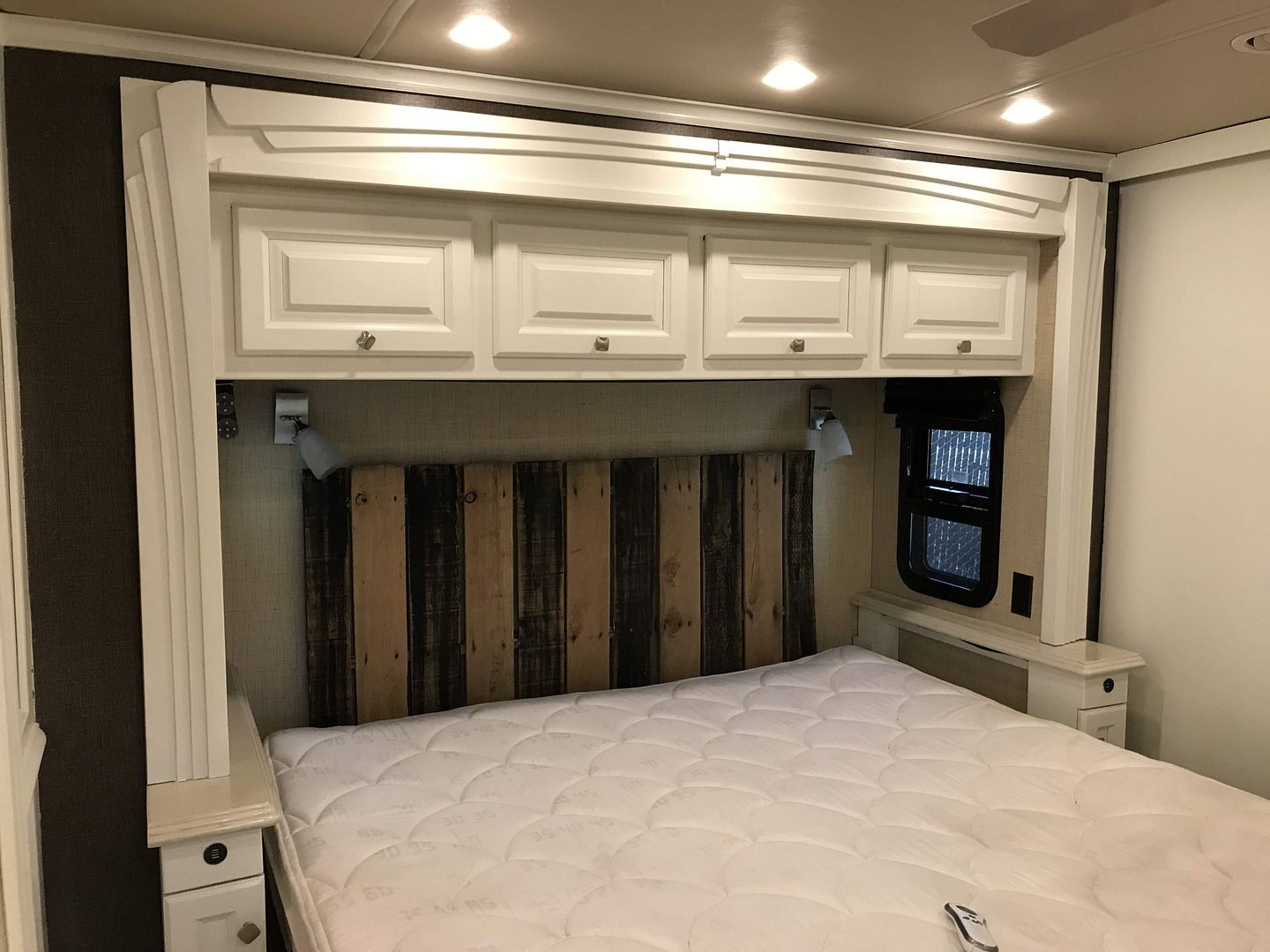 2016 Tiffin Phaeton 40AH - Image 15