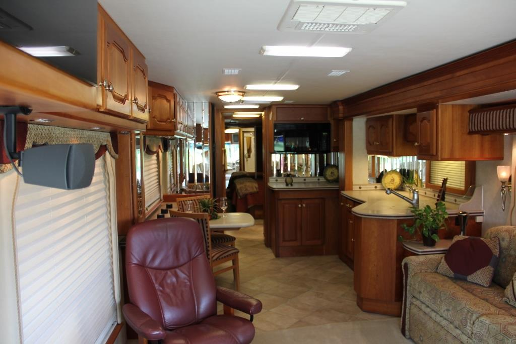 2004 Country Coach Intrigue Suite Escape - Image 54