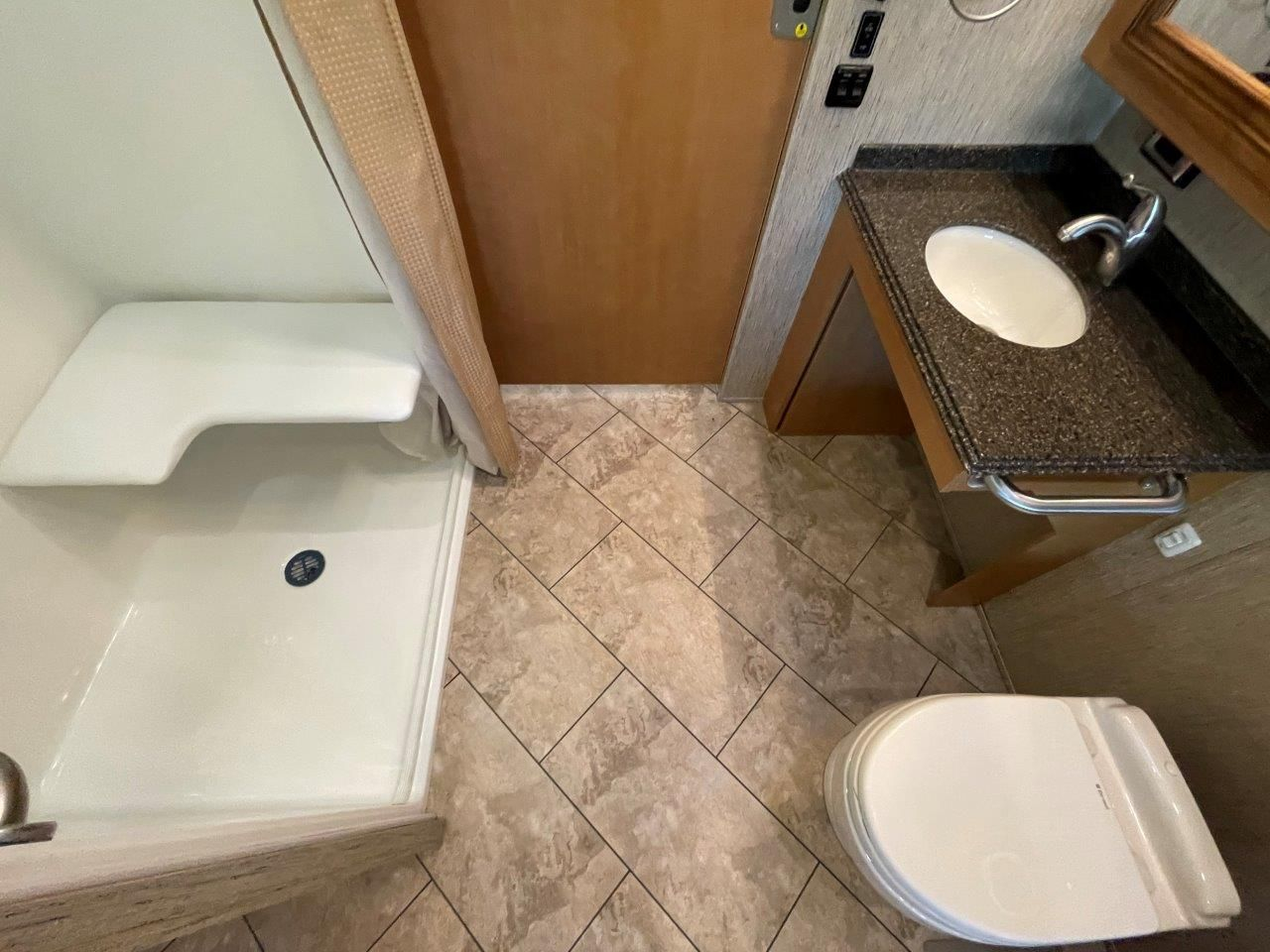 2016 Newmar Canyon Star 3911 - Image 7