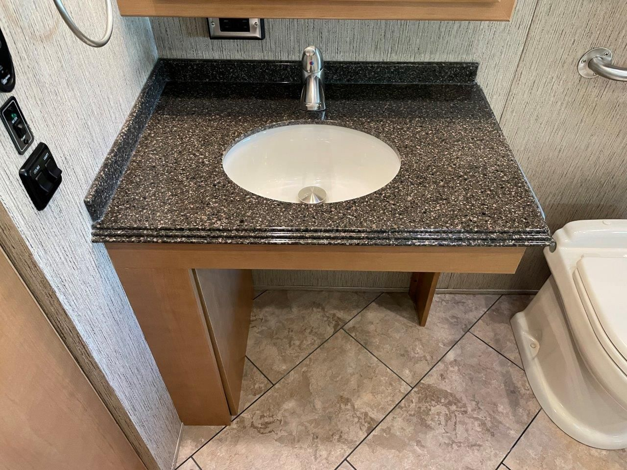 2016 Newmar Canyon Star 3911 - Image 9