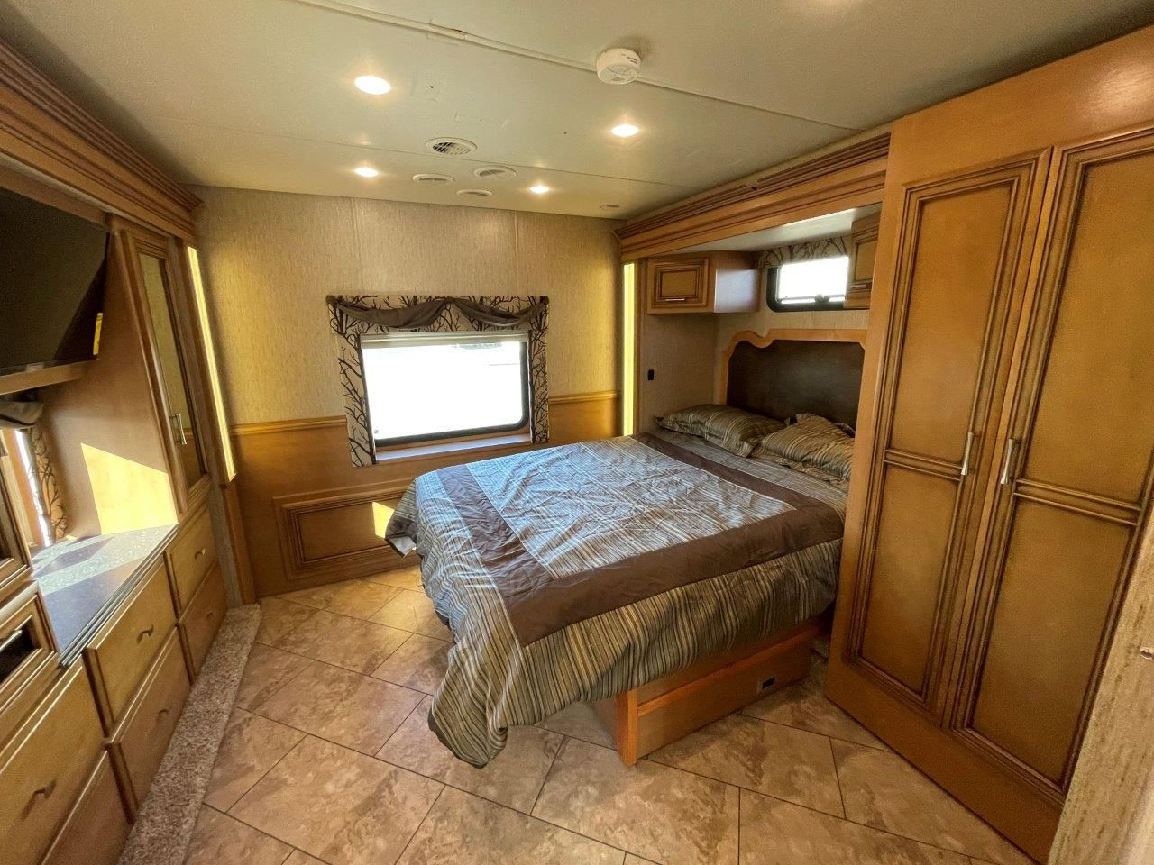2016 Newmar Canyon Star 3911 - Image 11