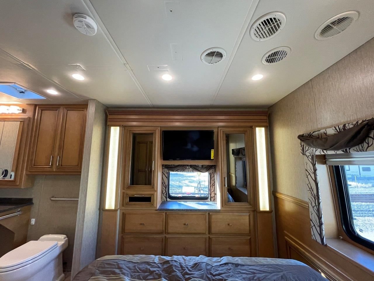 2016 Newmar Canyon Star 3911 - Image 13