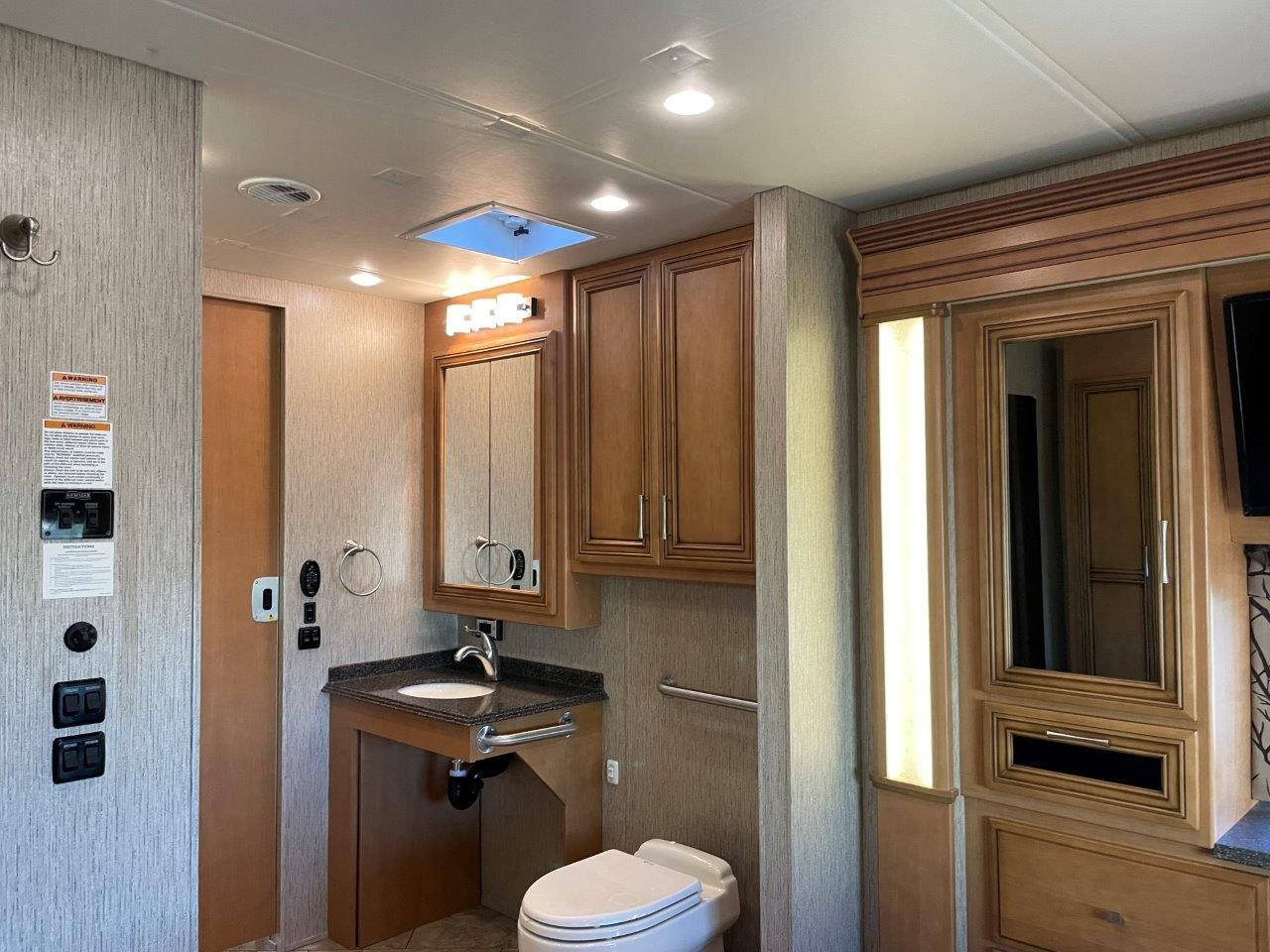 2016 Newmar Canyon Star 3911 - Image 14