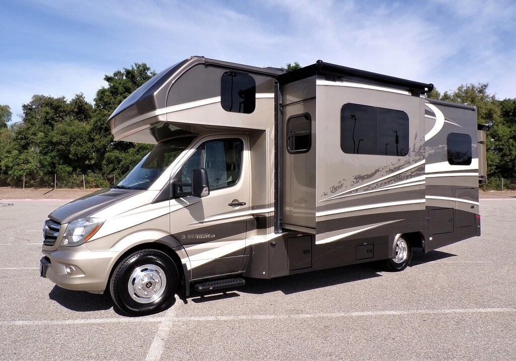 2020 Dynamax Isata 3 Series 24RW - Image 2