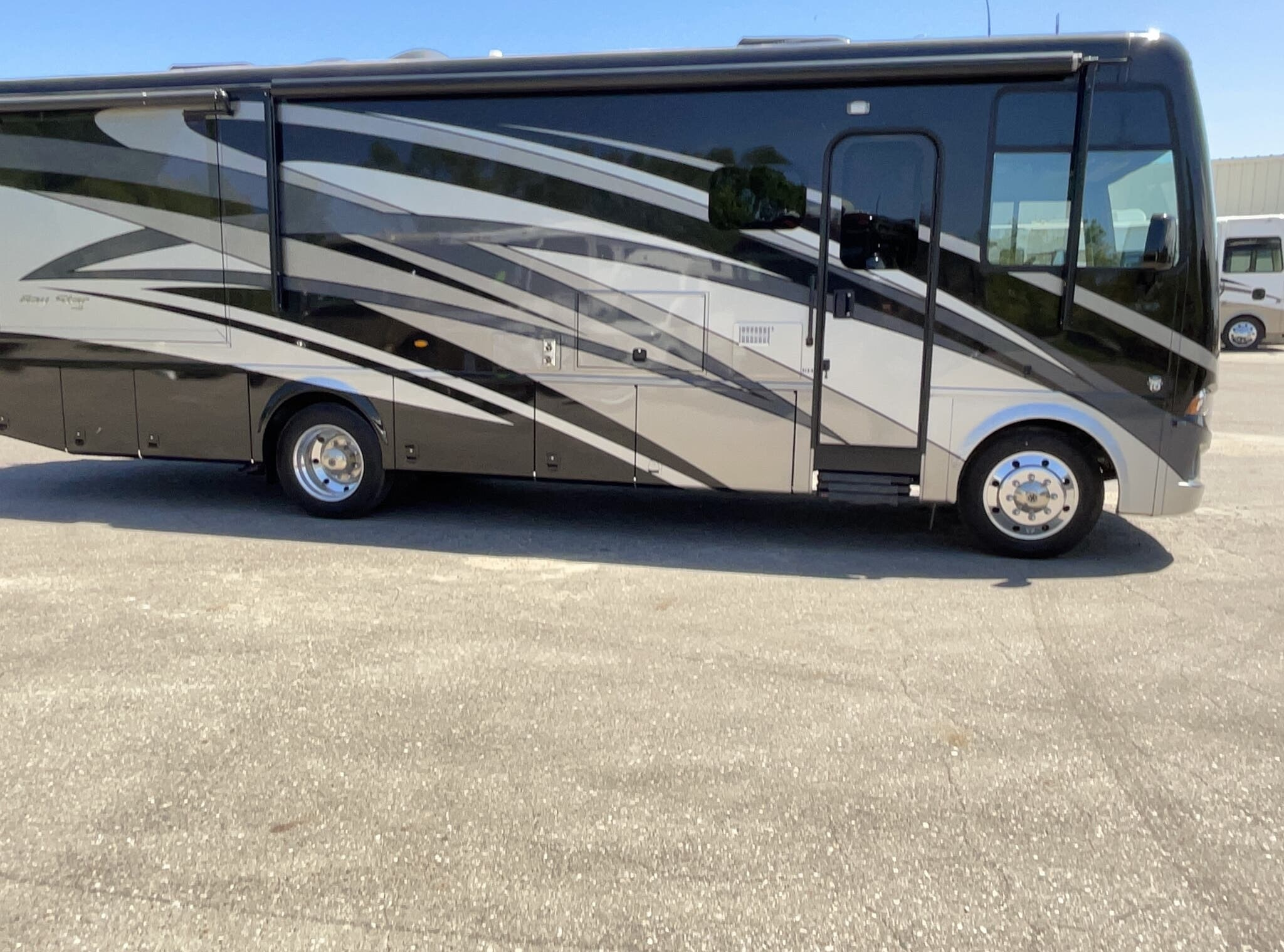 2020 Newmar Bay Star 3124 - Image 2