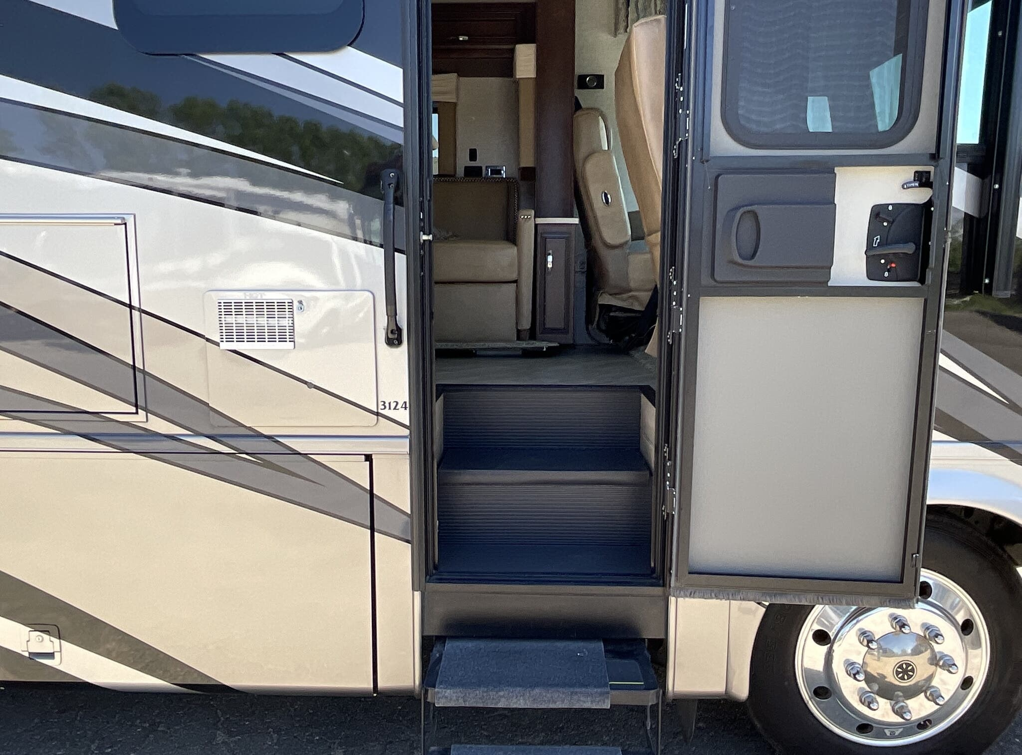 2020 Newmar Bay Star 3124 - Image 6