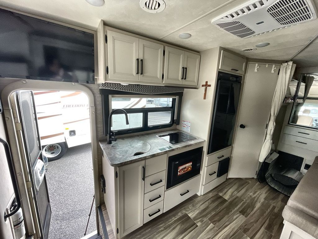 2022 Thor Motor Coach GEMINI 23TW - Image 28