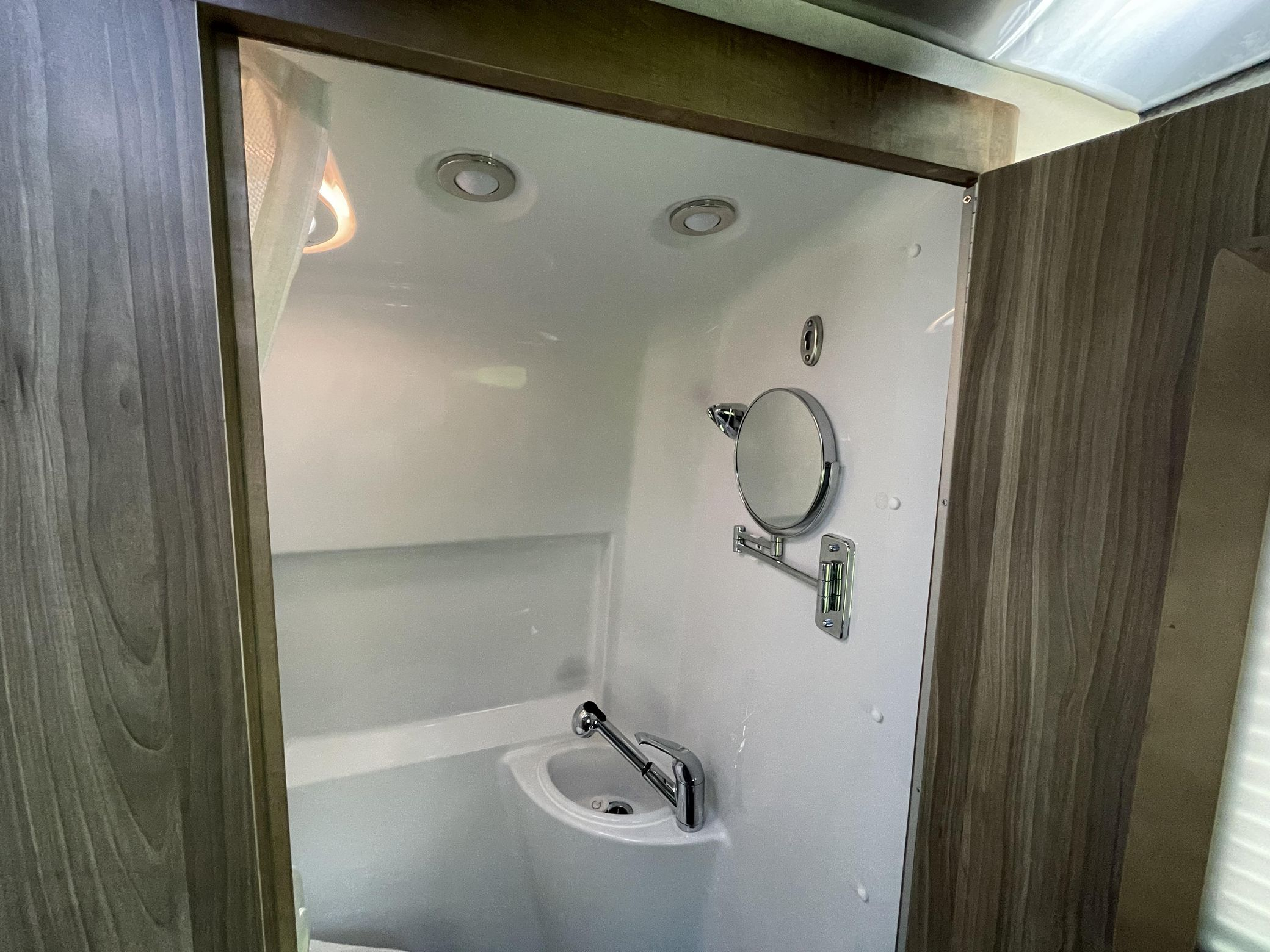 2020 Airstream Interstate 19 Tommy Bahama Edition 4x4 - Image 5