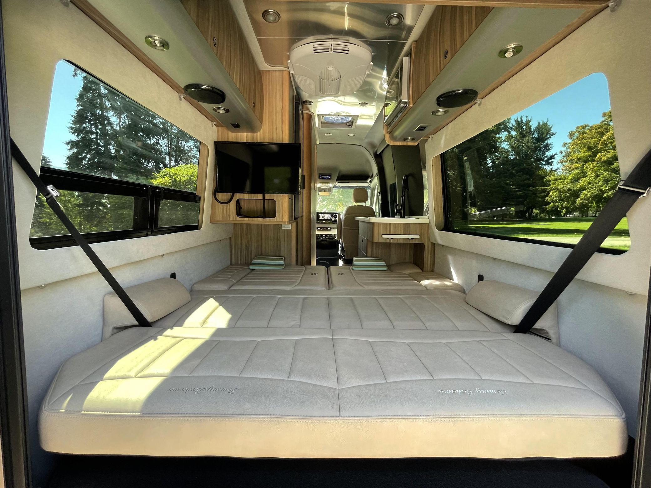 2020 Airstream Interstate 19 Tommy Bahama Edition 4x4 - Image 7