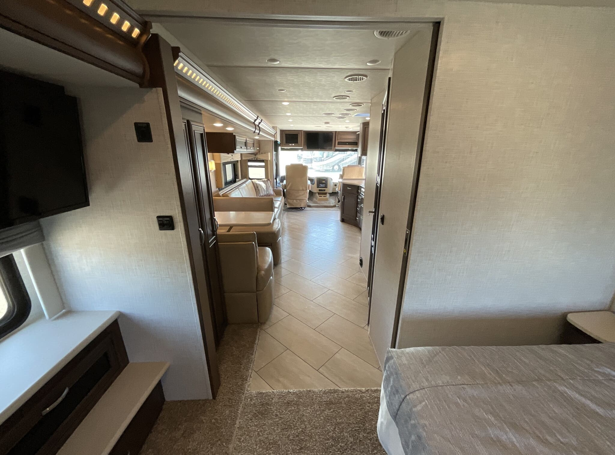 2020 Newmar Bay Star 3124 - Image 25