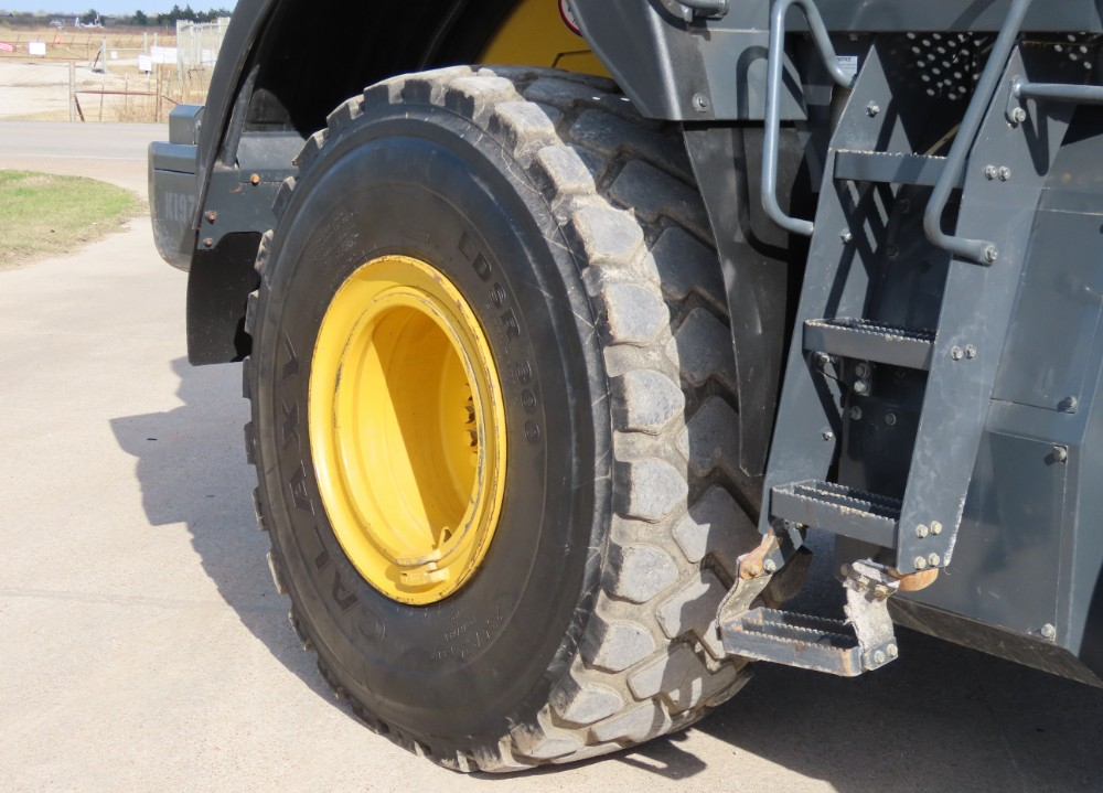 2019 Komatsu WA380-8 - Image 8