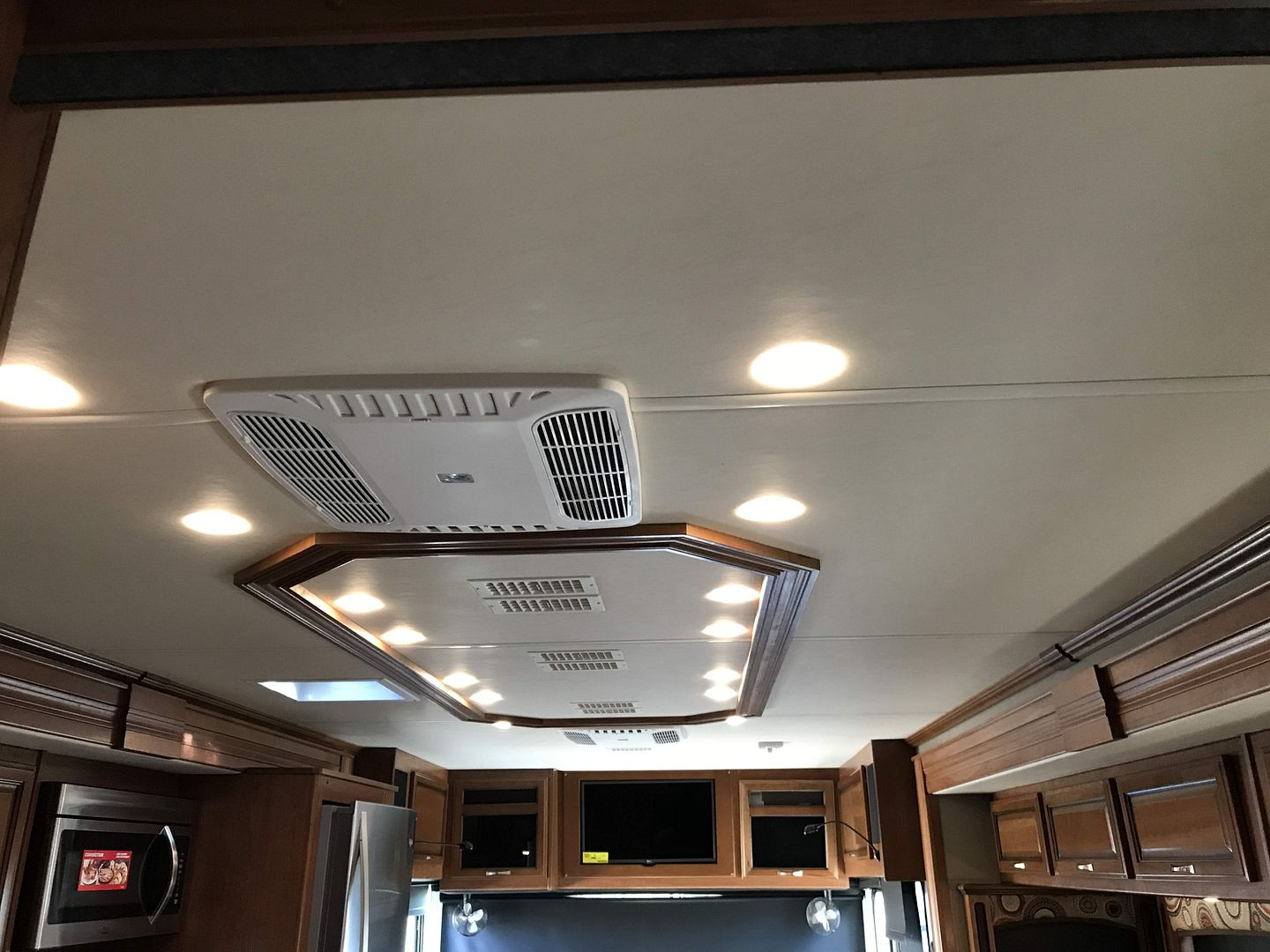 2017 Fleetwood Pace Arrow LXE 38B - Image 60