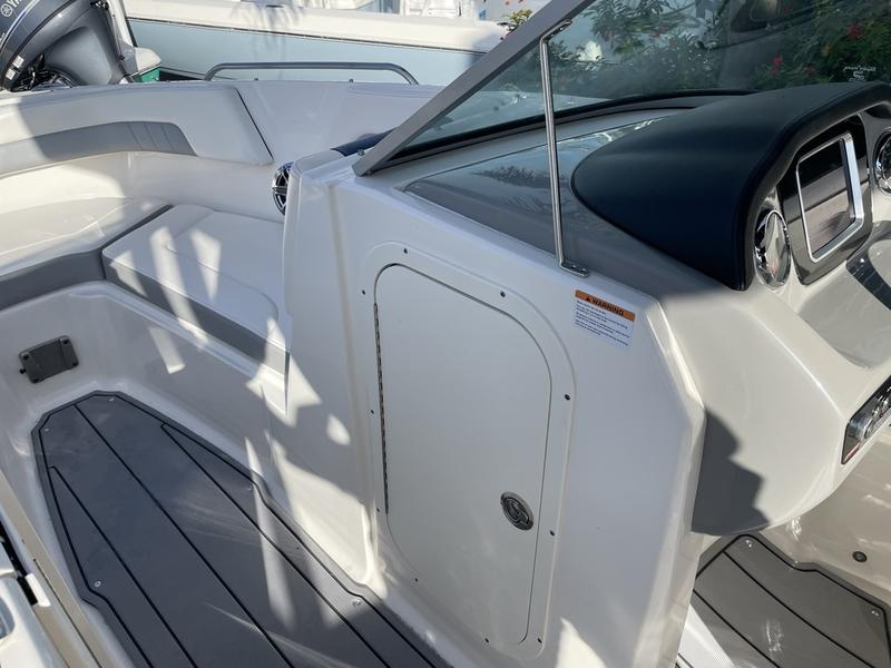 2021 Chaparral 23 Surf - Image 56