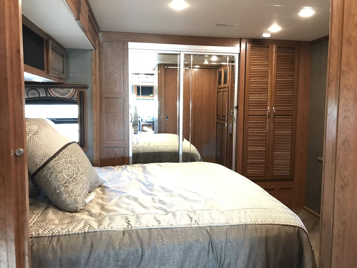 2017 Fleetwood Pace Arrow LXE 38B - Image 13