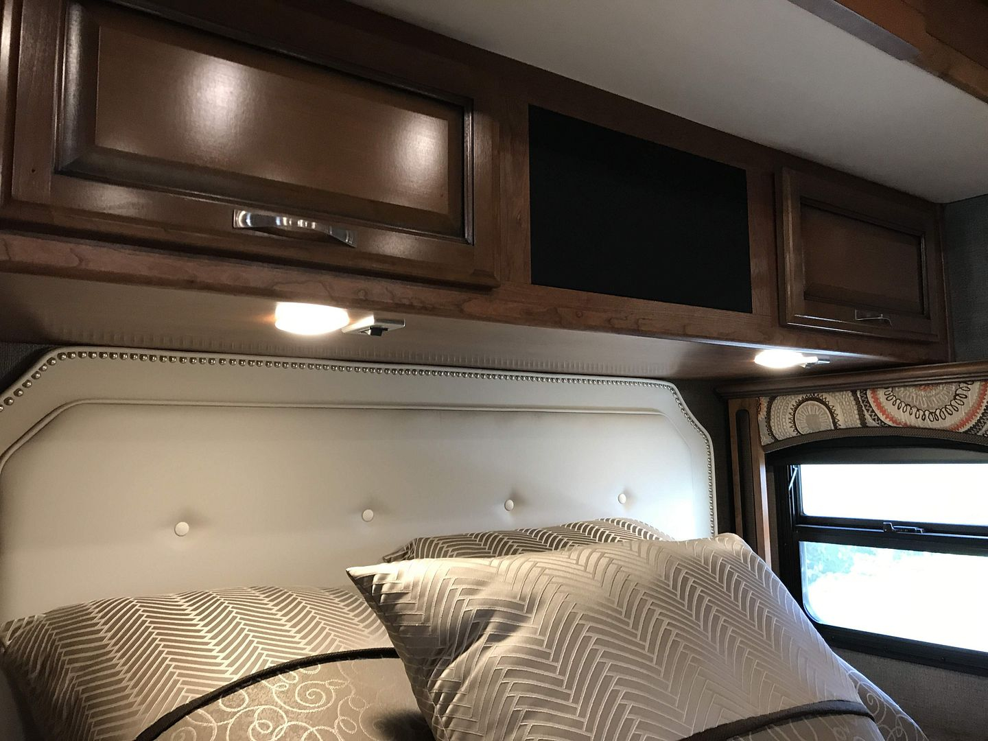 2017 Fleetwood Pace Arrow LXE 38B - Image 14