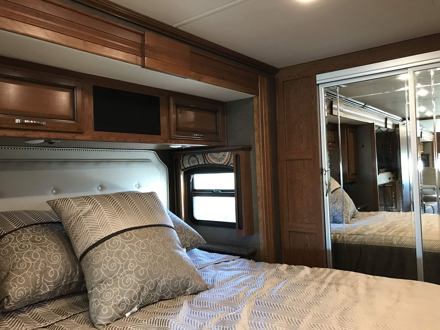 2017 Fleetwood Pace Arrow LXE 38B - Image 15