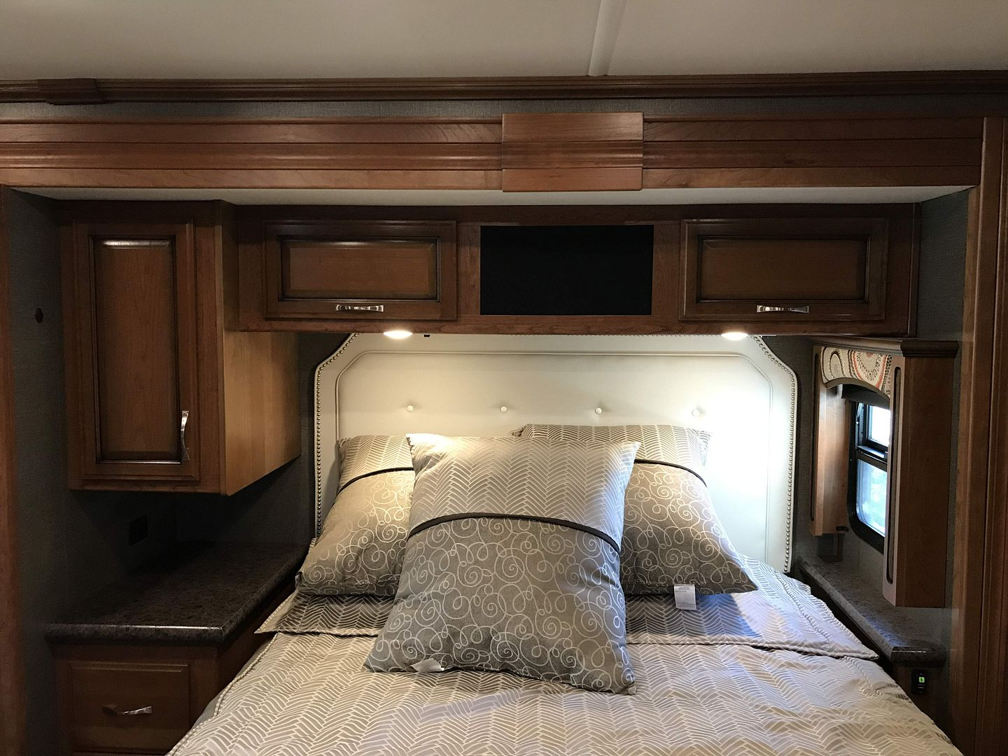 2017 Fleetwood Pace Arrow LXE 38B - Image 16