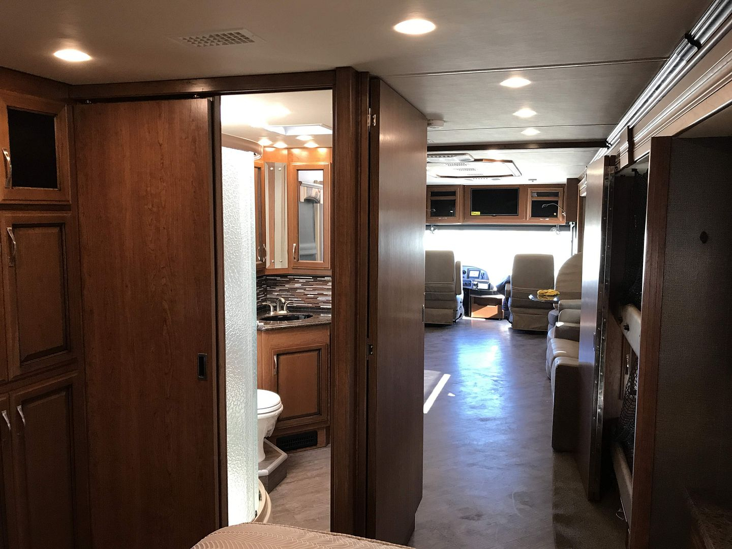 2017 Fleetwood Pace Arrow LXE 38B - Image 17